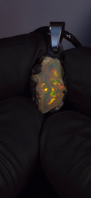 Opal-Halskette — Breiter roter und orangefarbener Blitz, nebliger Kristall