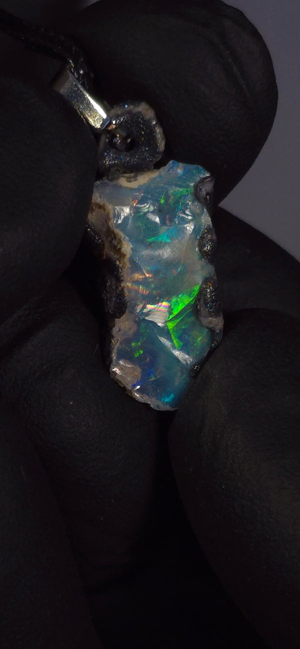 Opal-Halskette — Mehrfarbiges Feuer und Blitze, hellblaue Grundfarbe