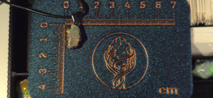 Opal-Halskette — Breiter roter und orangefarbener Blitz, nebliger Kristall