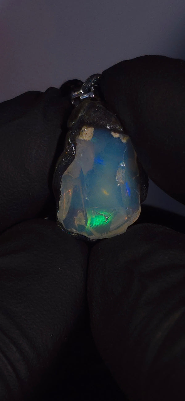 Opal-Halskette — Kleine zarte Blitze, blauer Kristall