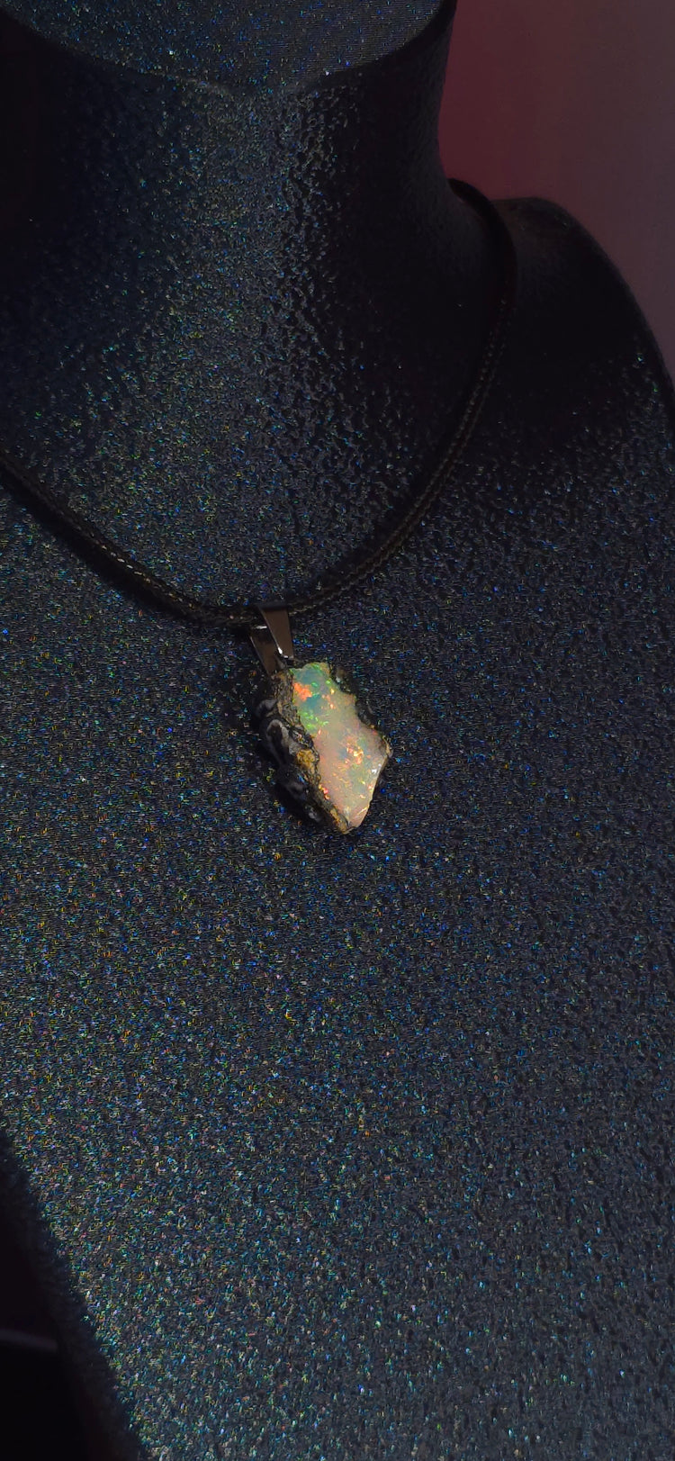 Opal-Halskette — Mehrfarbiges Feuer durch und durch, weiße Grundfarbe