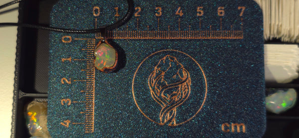 Opal-Halskette — Breite mehrfarbige Blitze, klare Grundfarbe