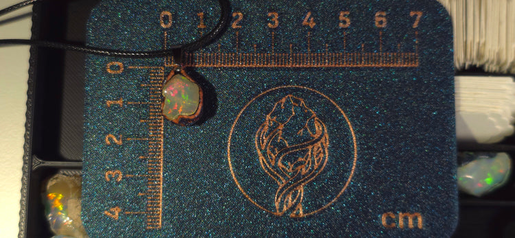 Opal-Halskette — Breite mehrfarbige Blitze, klare Grundfarbe