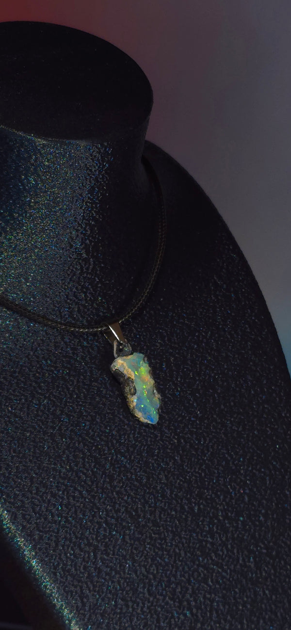 Opal-Halskette — Mehrfarbiges Feuer und Blitze, hellblaue Grundfarbe