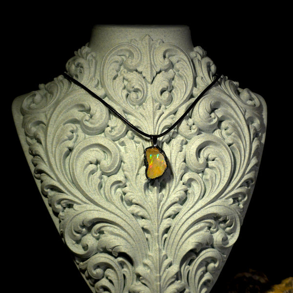 Opal-Halskette — Gestreiftes Regenbogenfeuer, braune Grundfarbe