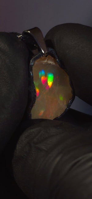 Opal-Halskette — Gestreiftes Regenbogenfeuer, braune Grundfarbe