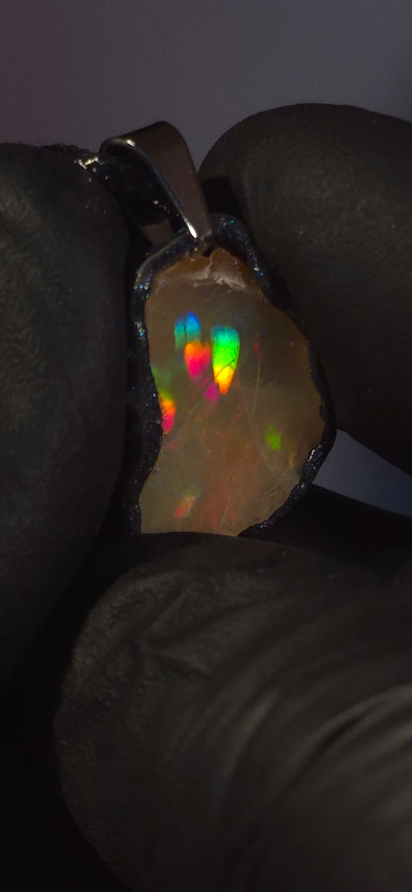 Opal-Halskette — Gestreiftes Regenbogenfeuer, braune Grundfarbe