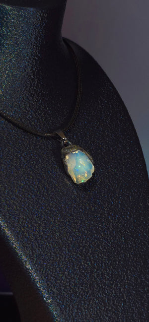 Opal-Halskette — Kleine zarte Blitze, blauer Kristall