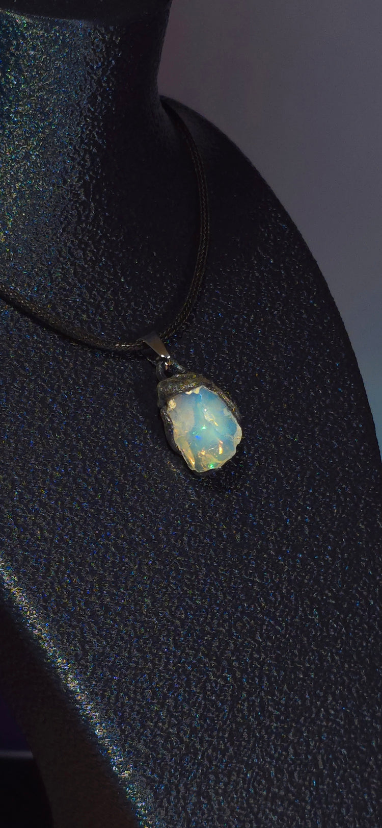 Opal-Halskette — Kleine zarte Blitze, blauer Kristall