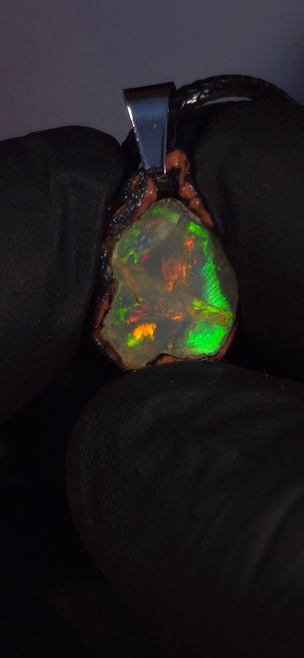 Opal-Halskette — Breite mehrfarbige Blitze, klare Grundfarbe