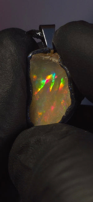 Opal-Halskette — Gestreiftes Regenbogenfeuer, braune Grundfarbe