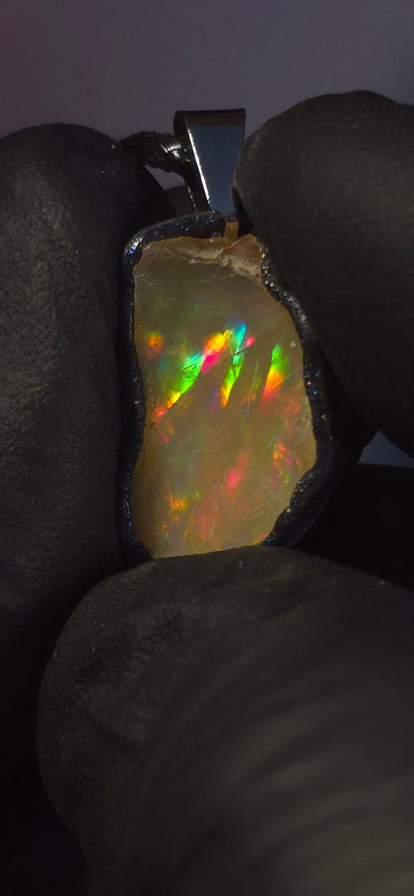 Opal-Halskette — Gestreiftes Regenbogenfeuer, braune Grundfarbe