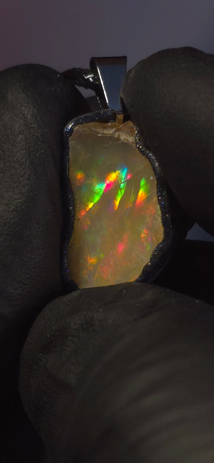 Opal-Halskette — Gestreiftes Regenbogenfeuer, braune Grundfarbe