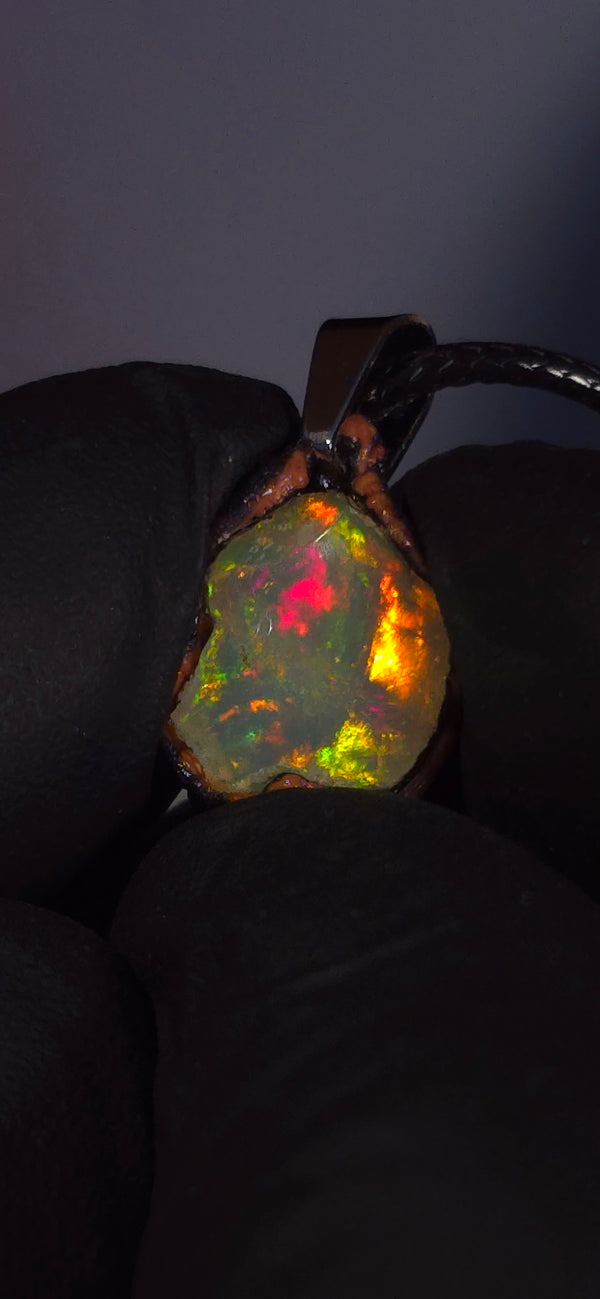 Opal-Halskette — Breite mehrfarbige Blitze, klare Grundfarbe