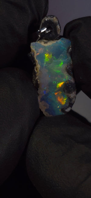 Opal-Halskette — Mehrfarbiges Feuer und Blitze, hellblaue Grundfarbe