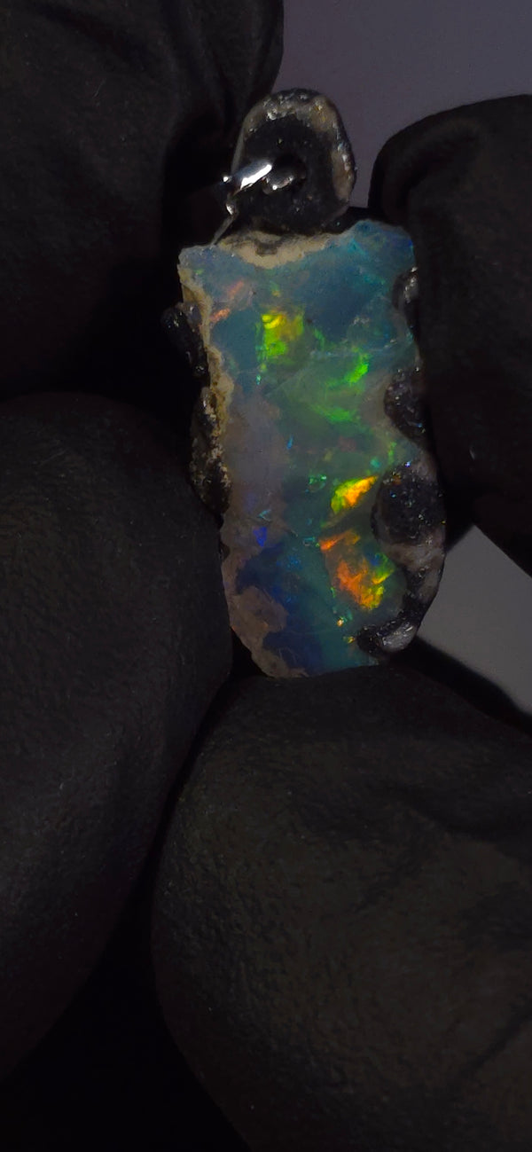 Opal-Halskette — Mehrfarbiges Feuer und Blitze, hellblaue Grundfarbe