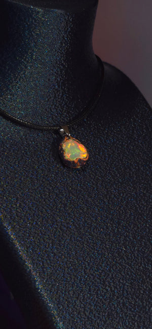 Opal-Halskette — Breite mehrfarbige Blitze, klare Grundfarbe