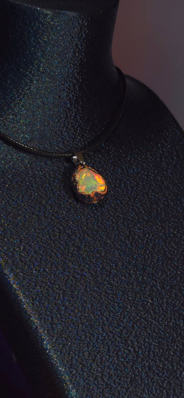 Opal-Halskette — Breite mehrfarbige Blitze, klare Grundfarbe