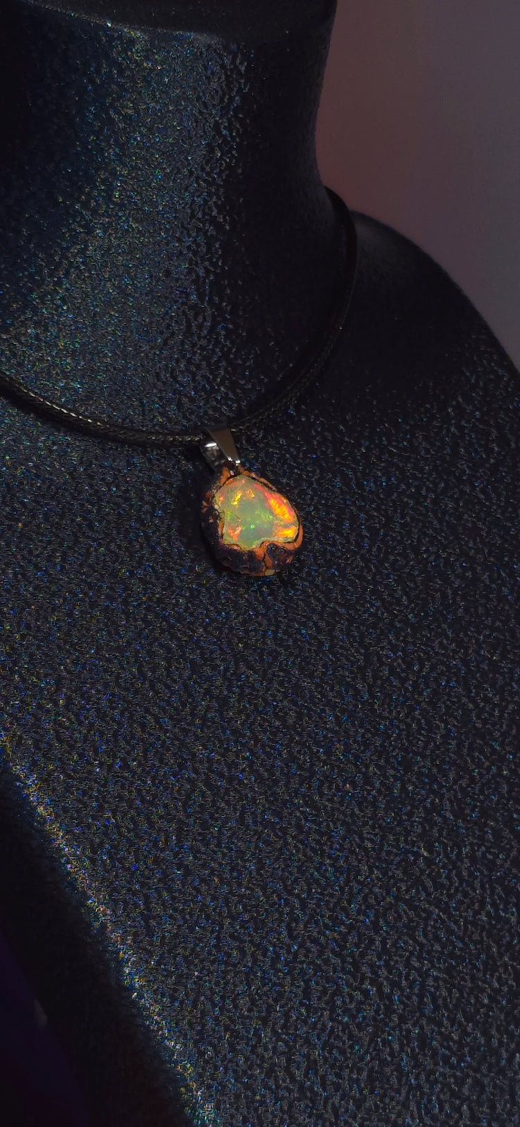 Opal-Halskette — Breite mehrfarbige Blitze, klare Grundfarbe