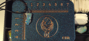 Opal-Halskette — Mehrfarbiges Feuer und Blitze, hellblaue Grundfarbe
