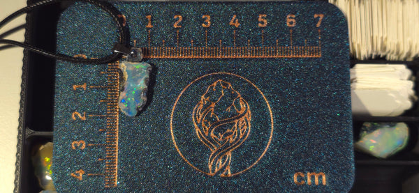 Opal-Halskette — Mehrfarbiges Feuer und Blitze, hellblaue Grundfarbe