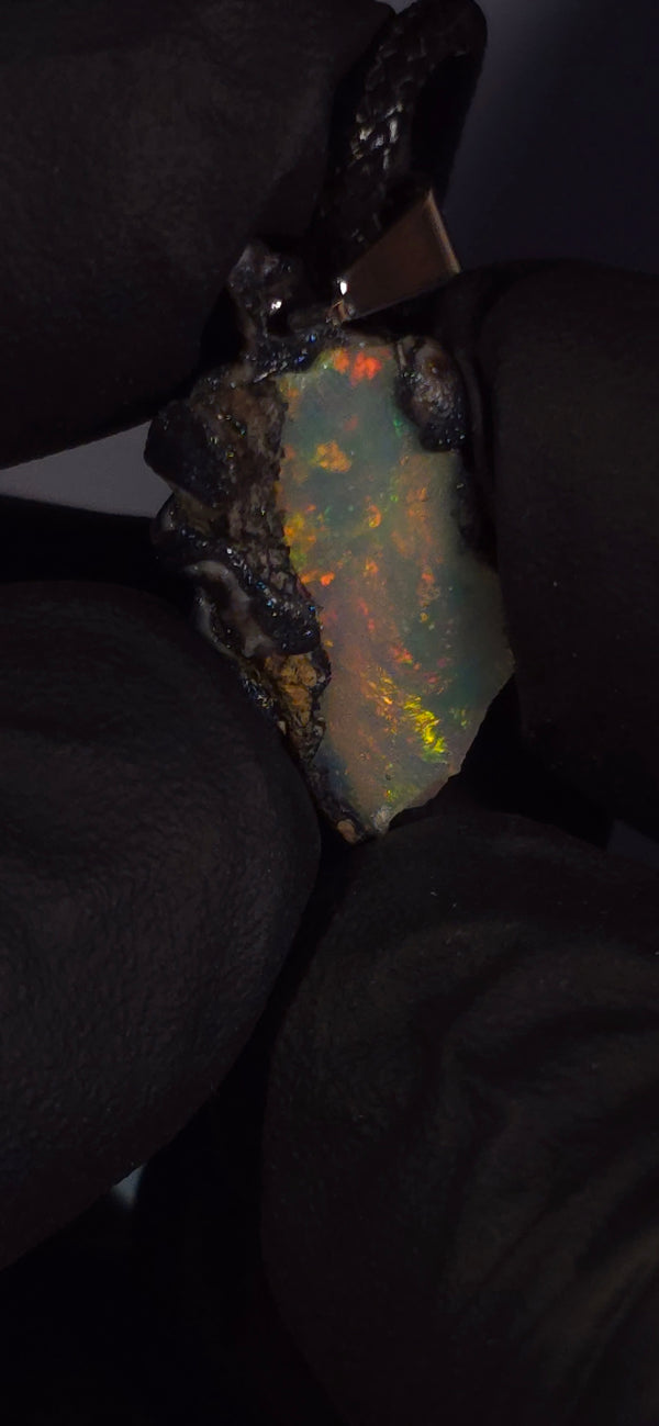 Opal-Halskette — Mehrfarbiges Feuer durch und durch, weiße Grundfarbe