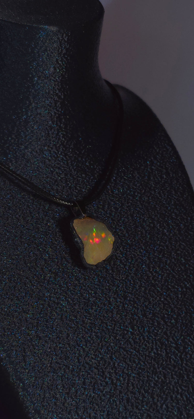 Opal-Halskette — Gestreiftes Regenbogenfeuer, braune Grundfarbe
