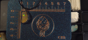 Opal-Halskette — Gestreiftes Regenbogenfeuer, braune Grundfarbe